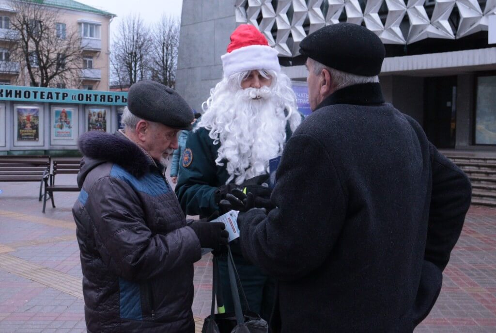 Дед Мороз за безопасность в Барановичах МЧС